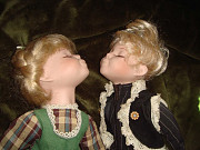 Коллекционные Куклы Фарфоровые пара поцелуй - чики  на подставках Алматы